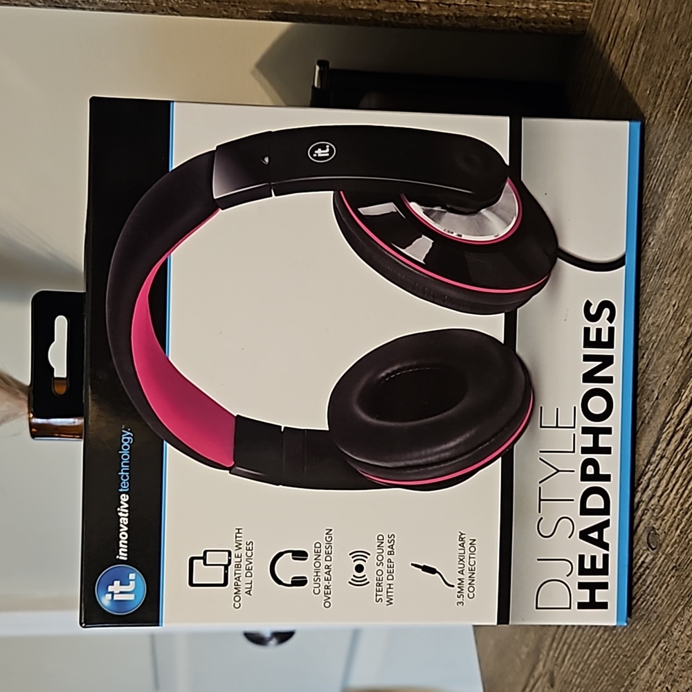 Innovative Technology DJ style auxiliary connection cushion ear Headphones new